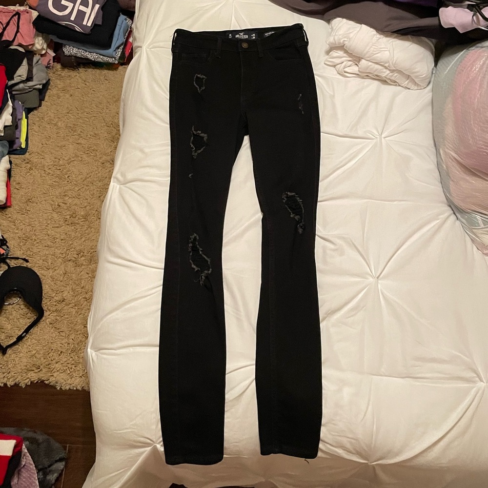 Black Skinny Jeans w/ Rips